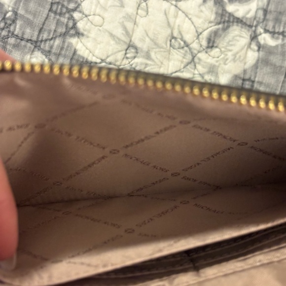 Michael Kors NWT Dark Green Leather Eyelet Wristlet - Picture 4 of 10